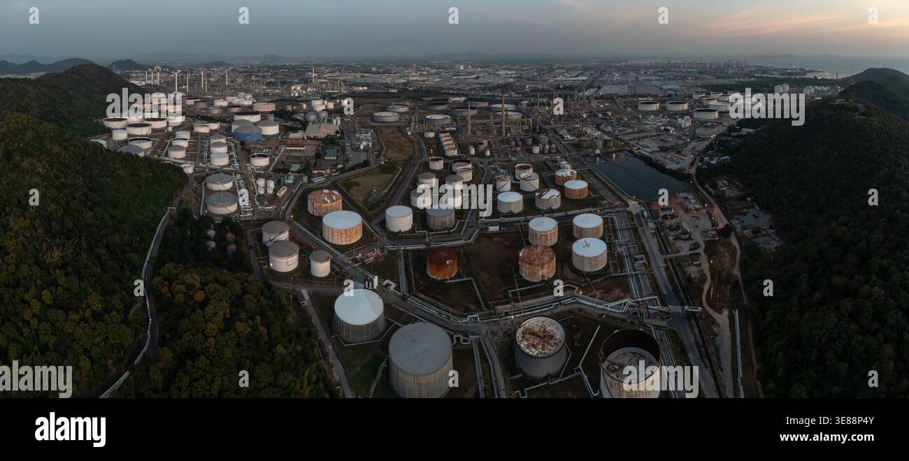 Panoramablick auf ein großes Erdöllager mit organisierten Tankfarmen und industrieller Infrastruktur in einer malerischen hügeligen Landschaft Stockfoto