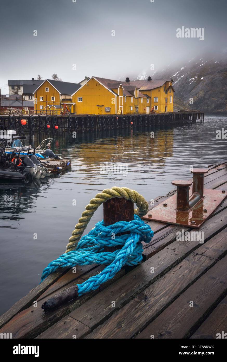 Leuchtend gelbe Häuser säumen das ruhige Wasser des Nusfjords und fangen das Wesen der reichen maritimen Geschichte Norwegens ein. Stockfoto