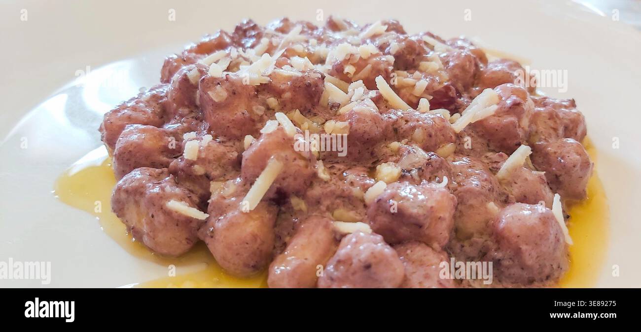 Kartoffelgnocchi, gewürzt mit einem feinen Wein aus Mittelitalien Stockfoto