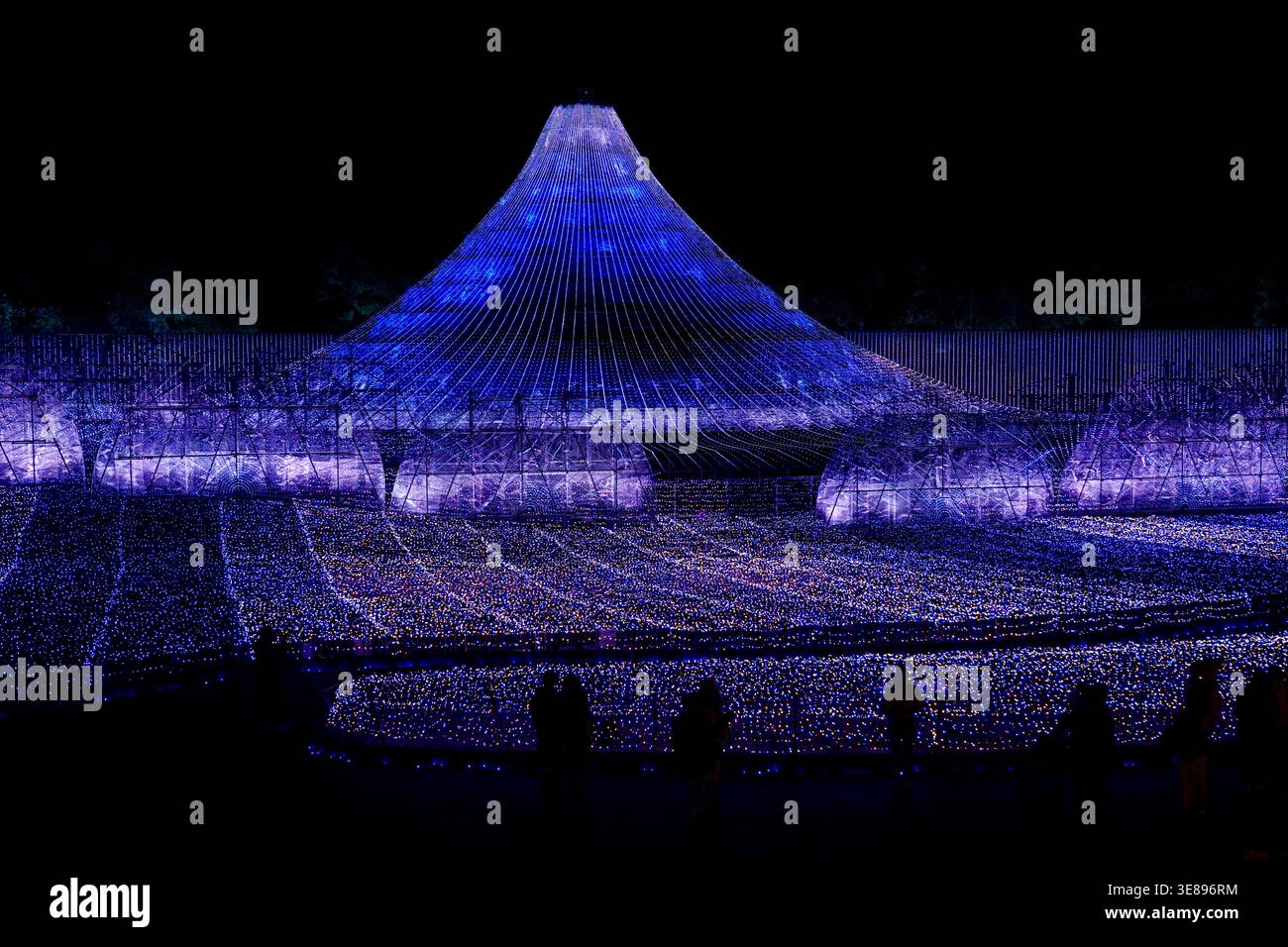 Blaue LED-Lichtvordach-Installation bei Nacht, beleuchtete Festival-Anzeige und Weihnachtsdekoration Stockfoto