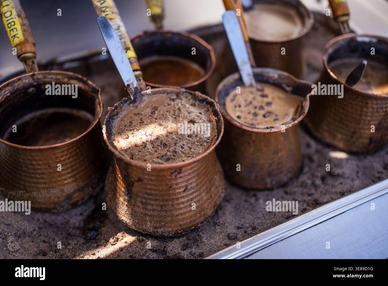 Traditionelles türkisches Kaffeebrühen in Cezve auf Sand. Hochwertige Fotos Stockfoto