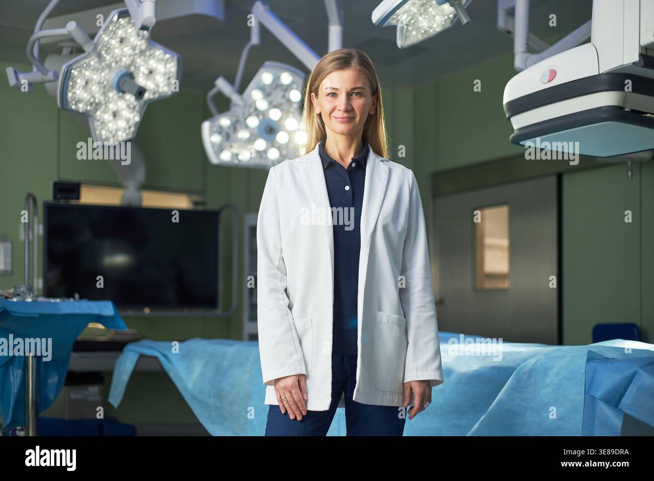 Porträt einer kaukasischen jungen erwachsenen Chirurgin, die im Operationssaal steht und Gesundheitskompetenz und Operationsbereitschaft vorstellt. Ideal für Krankenhausmarketing, medizinisches Personal, Gesundheitsdienstleistungen Stockfoto