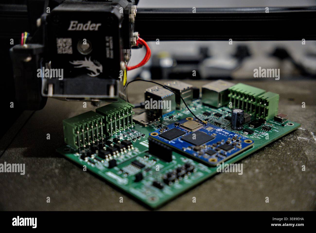 Jakarta, Indonesien - 9. April 2026: Nahaufnahme einer Leiterplatte (PCB) mit elektronischen Bauteilen und einem sichtbaren Markenlogo, das in der Industrie verwendet wird Stockfoto