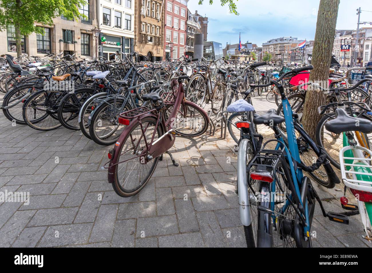 Zahlreiche Fahrräder parkten in der Rokin Street im Zentrum von Amsterdam Stockfoto