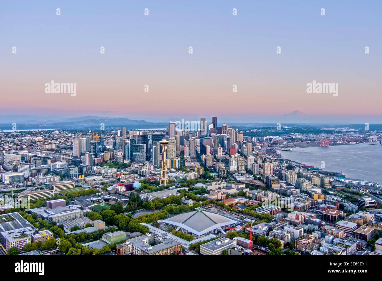 Die Space Needle bei Sonnenuntergang von Drohne POV Stockfoto