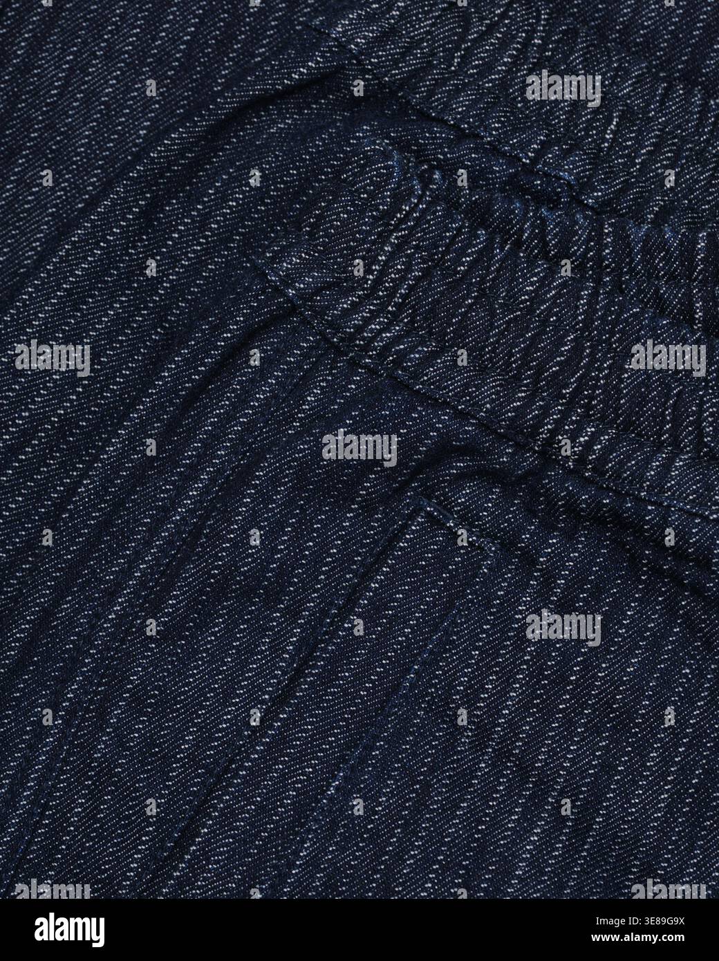 Dunkelblaue Stoffstruktur mit Ziernähten und elastischem Bund Stockfoto