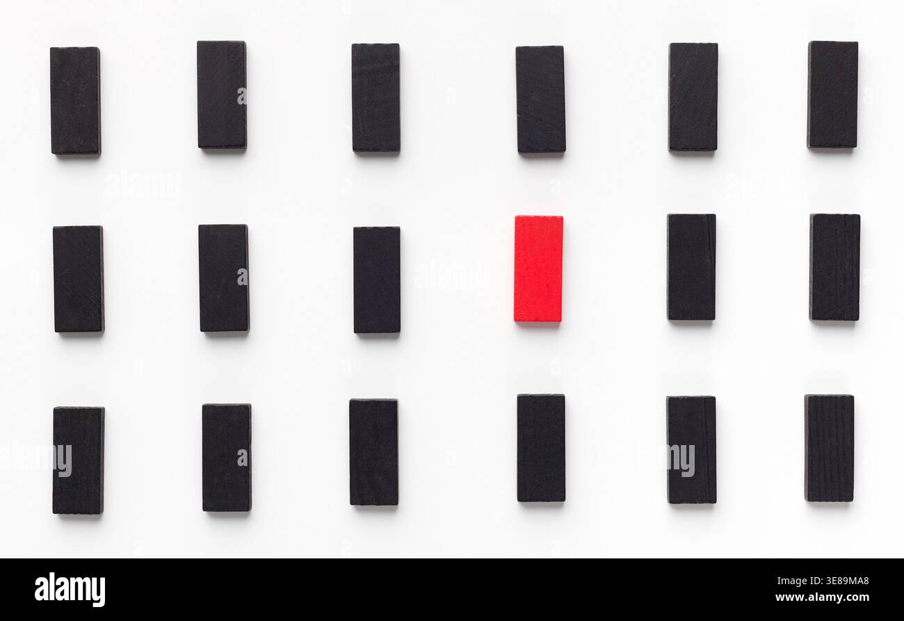 Red Holzblock zwischen Schwarz auf Weiß Stockfoto