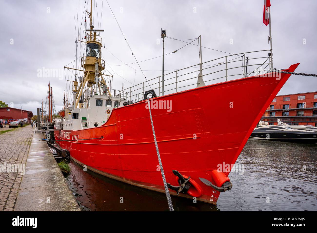Der Bug des Fehmarnbelt Lightship, heute ein Museumsschiff, dockte an der Trave in Lübeck an Stockfoto