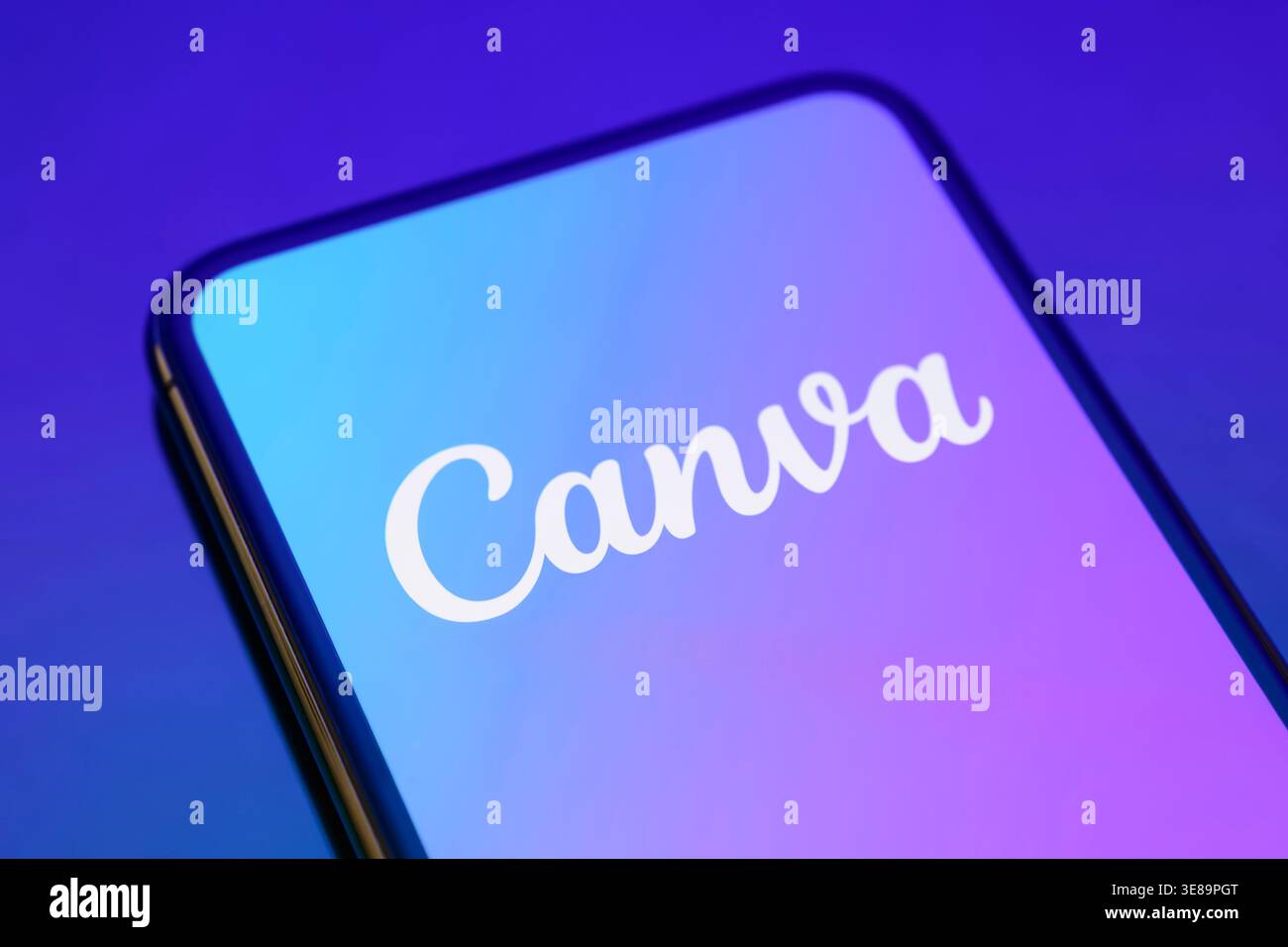 Paris, Frankreich - 10. April 2026: Das Canva-Logo wird im Vollbildmodus auf einem mobilen Gerät angezeigt und zeigt die Zunahme der verfügbaren Designsoftware. Stockfoto