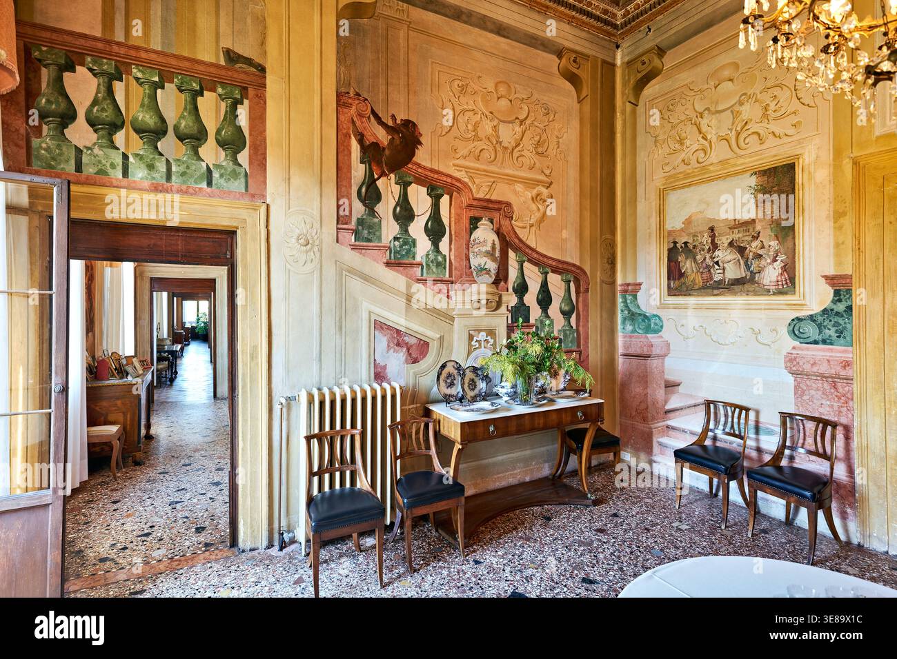 Gäste erkunden die Villa Valmarana Ai Nani mit Fresken von Tiepolo. Die Zimmer sind mit Kunst und historischen Details dekoriert. Stockfoto