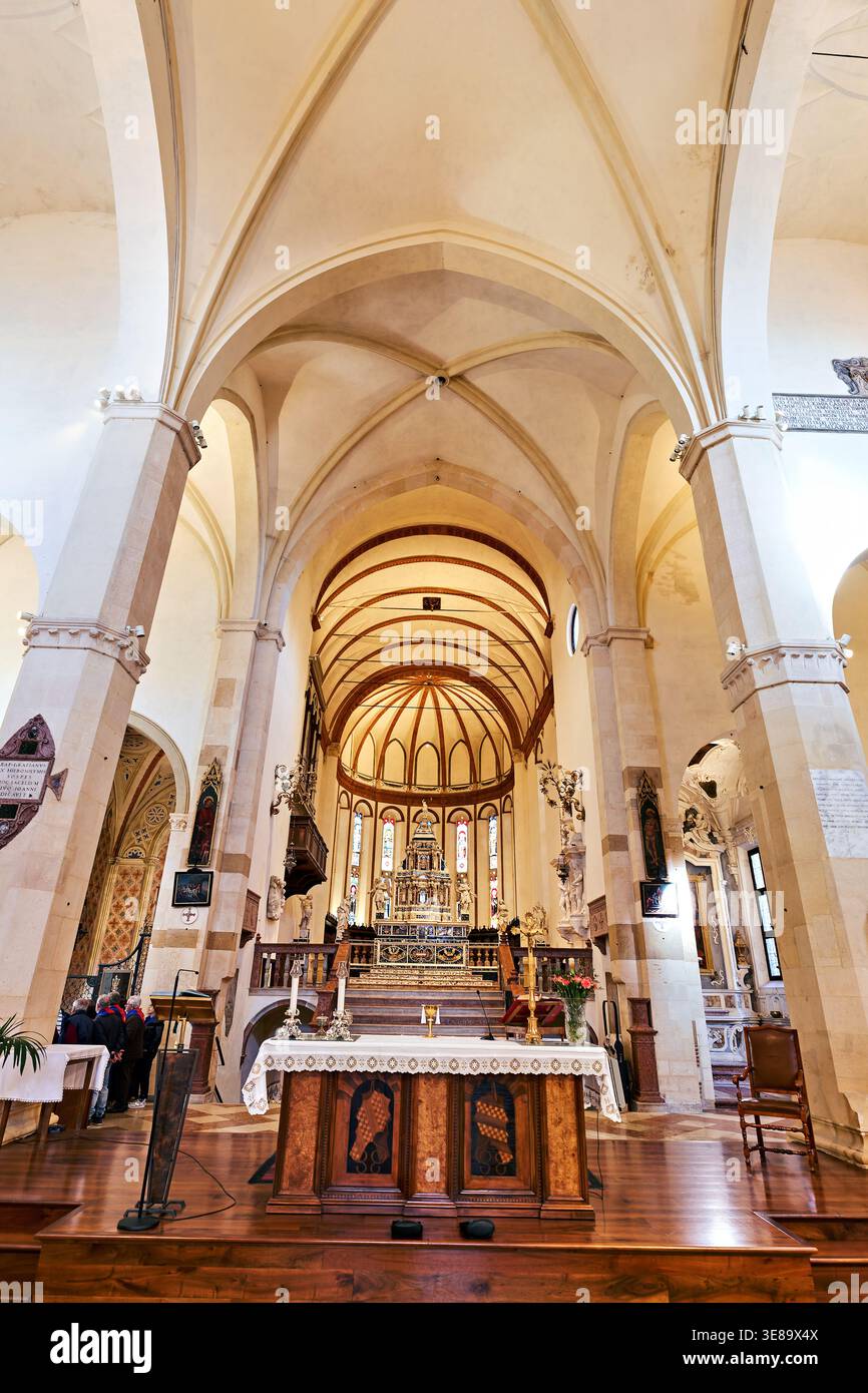 Besucher erkunden das Innere der Kirche Santa Corona in Vicenza Veneto Italien. Die Architektur zeigt wunderschöne Bögen und historische Details. Stockfoto