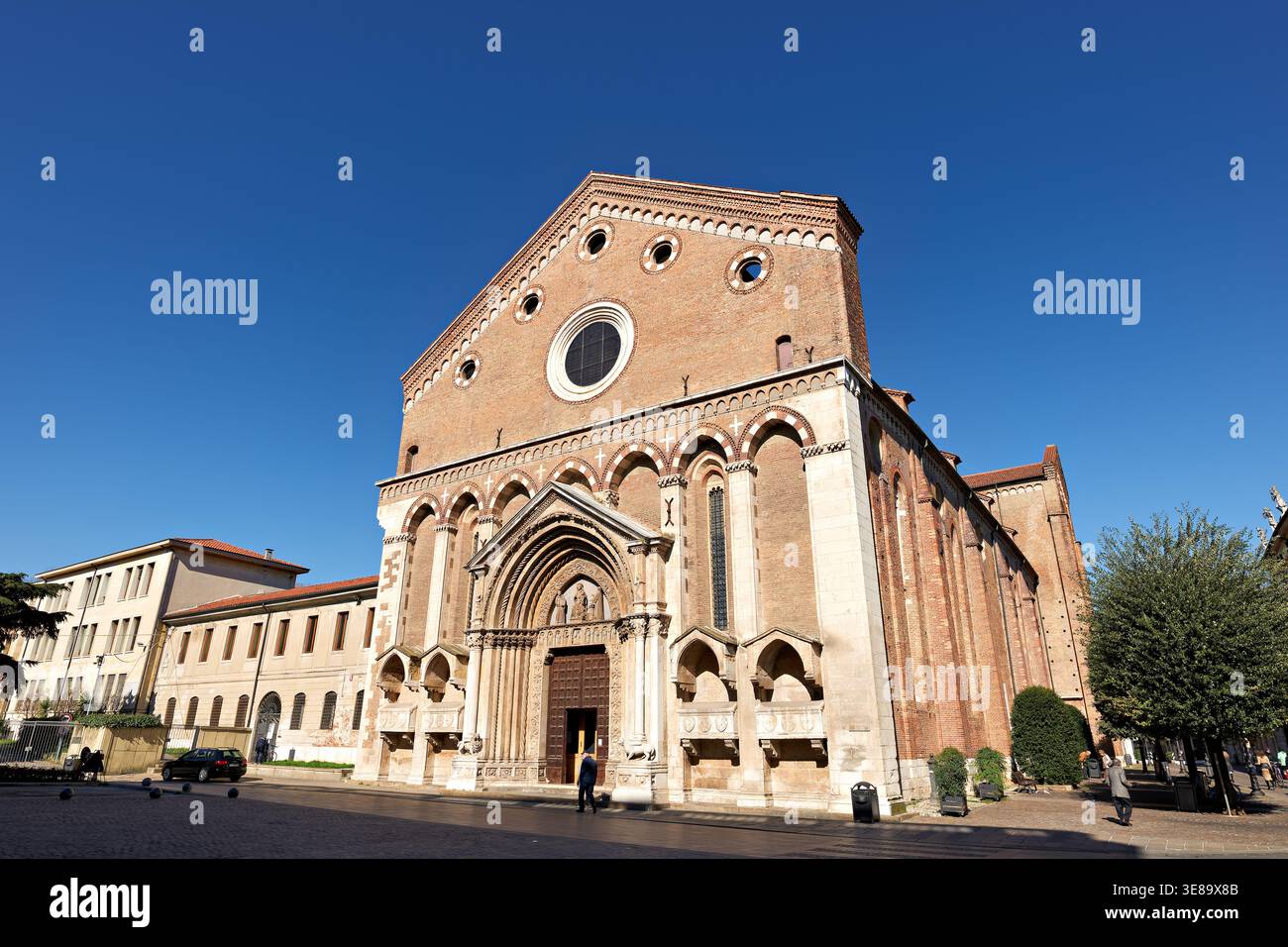 Die Kirche San Lorenzo steht in Vicenza, Veneto. Besucher besuchen die Architektur und ihren Platz in der Geschichte der Stadt. Stockfoto
