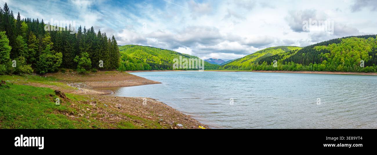 Blick auf ein herrliches Seeblick. Müll und Abfall am Ufer. Wasserverschmutzung und karpatische Naturökologie-Katastrophe. Vilshany Reservoir, ukraine 20 Stockfoto