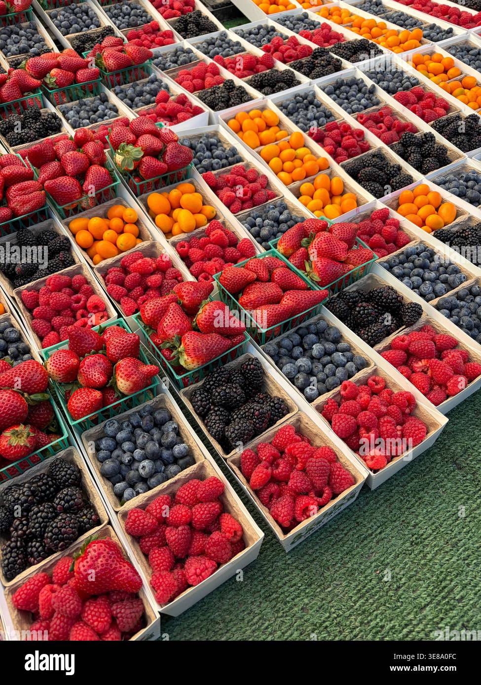 Obst und Beeren an einem Marktstand in Little Italy Mercato, San Diego - Smartphone-aufgenommenes Stockfoto
