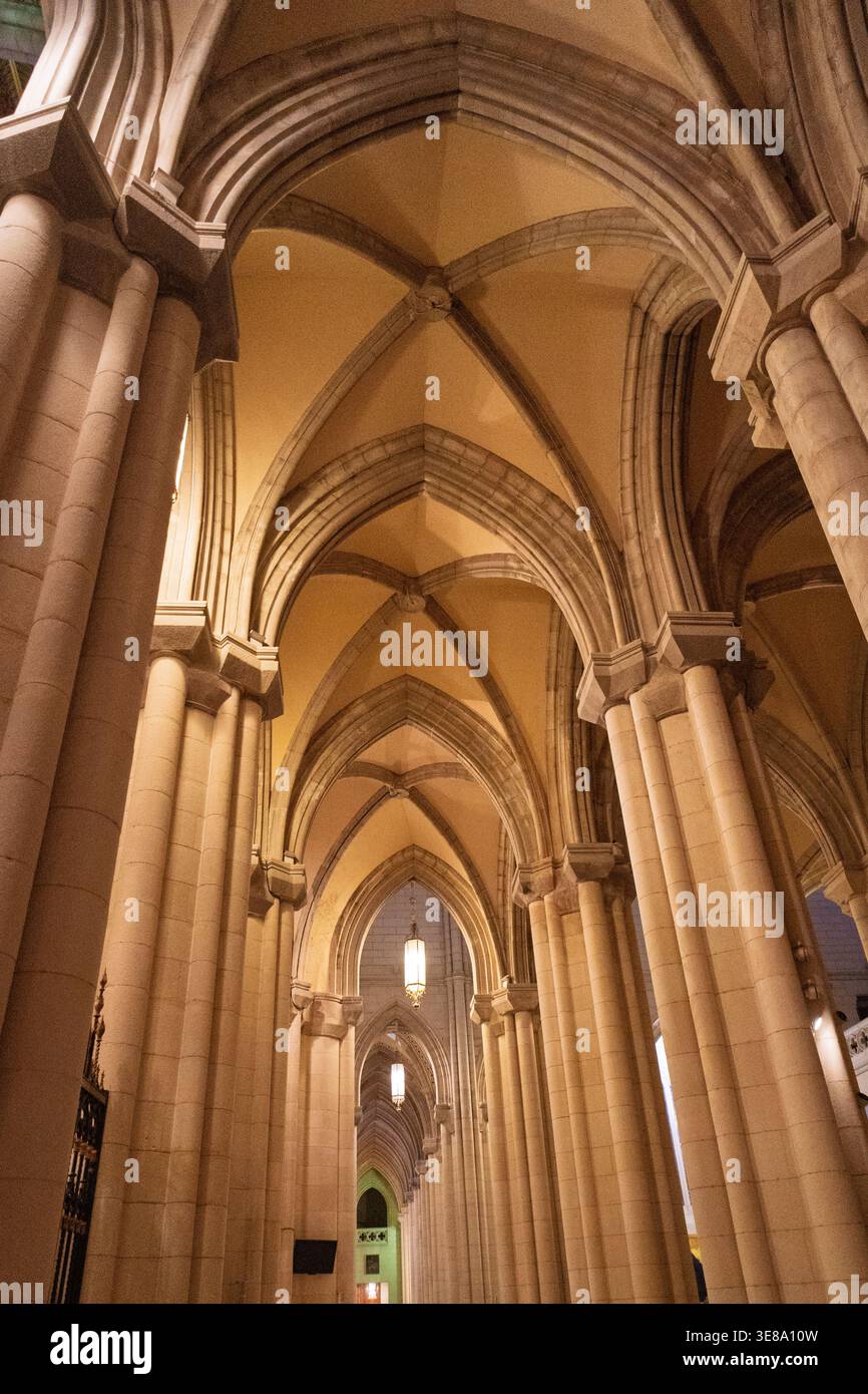 Große gotische Rippengewölbe mit Bögen und Säulen säumen das Innere Stockfoto