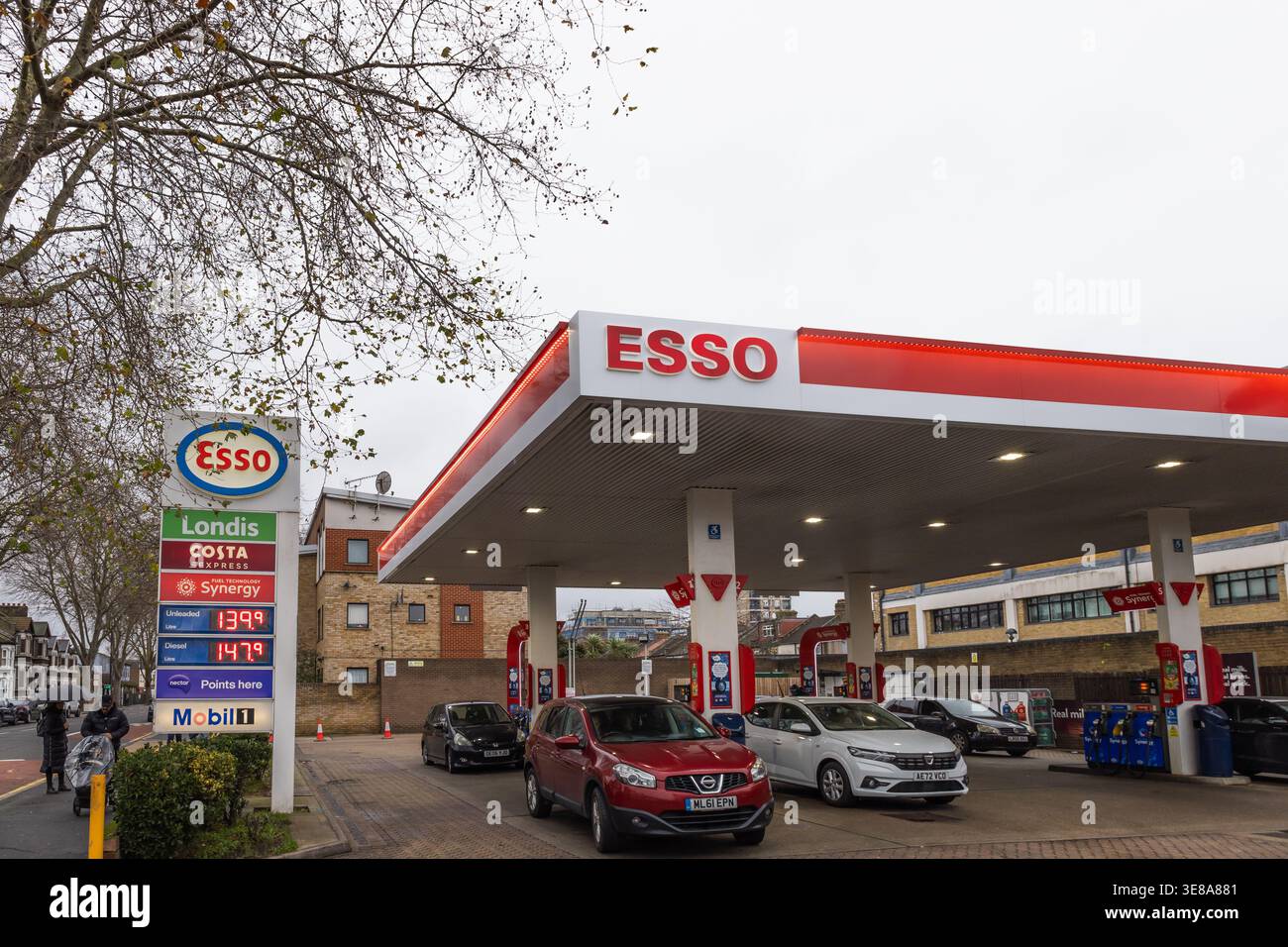 ESSO-Tankstelle, an der Autos betankt werden. London, Großbritannien, 25. Dezember 2023 Stockfoto