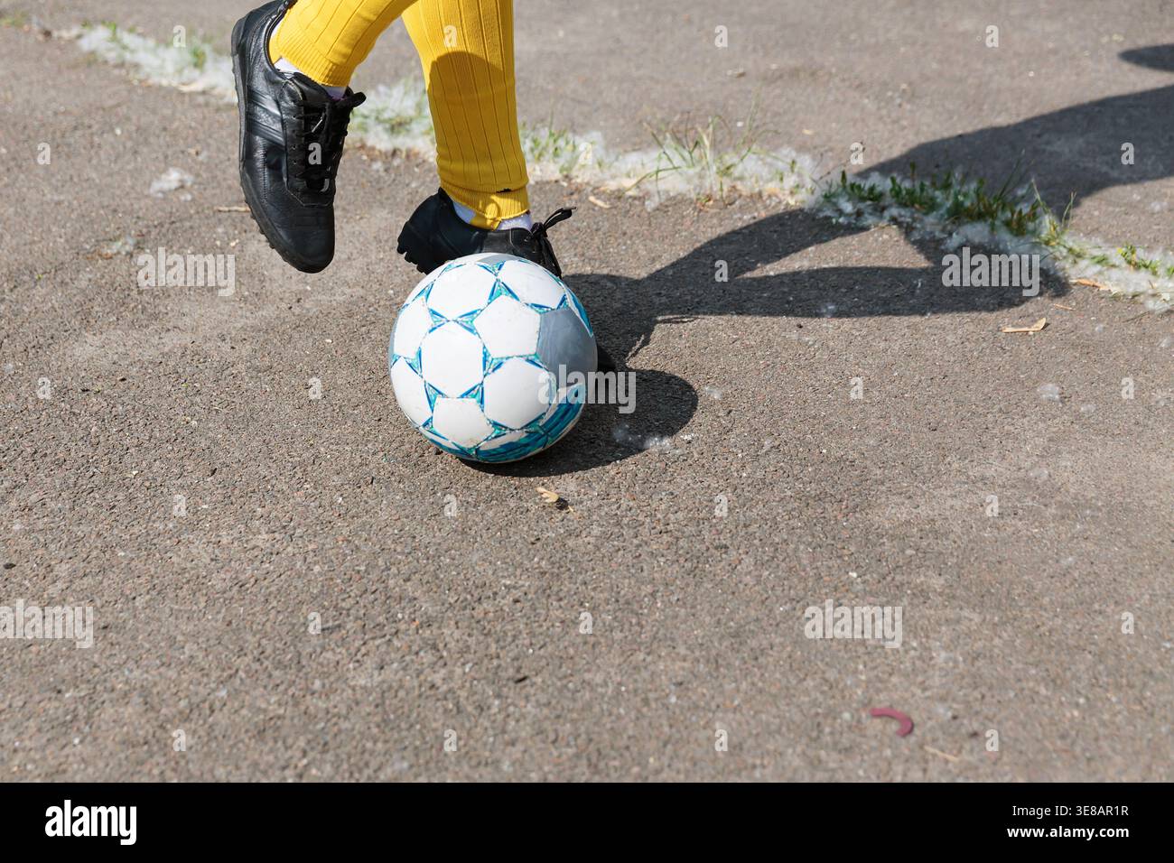 Teenager-Fußballspieler Fuß auf Ball Stockfoto