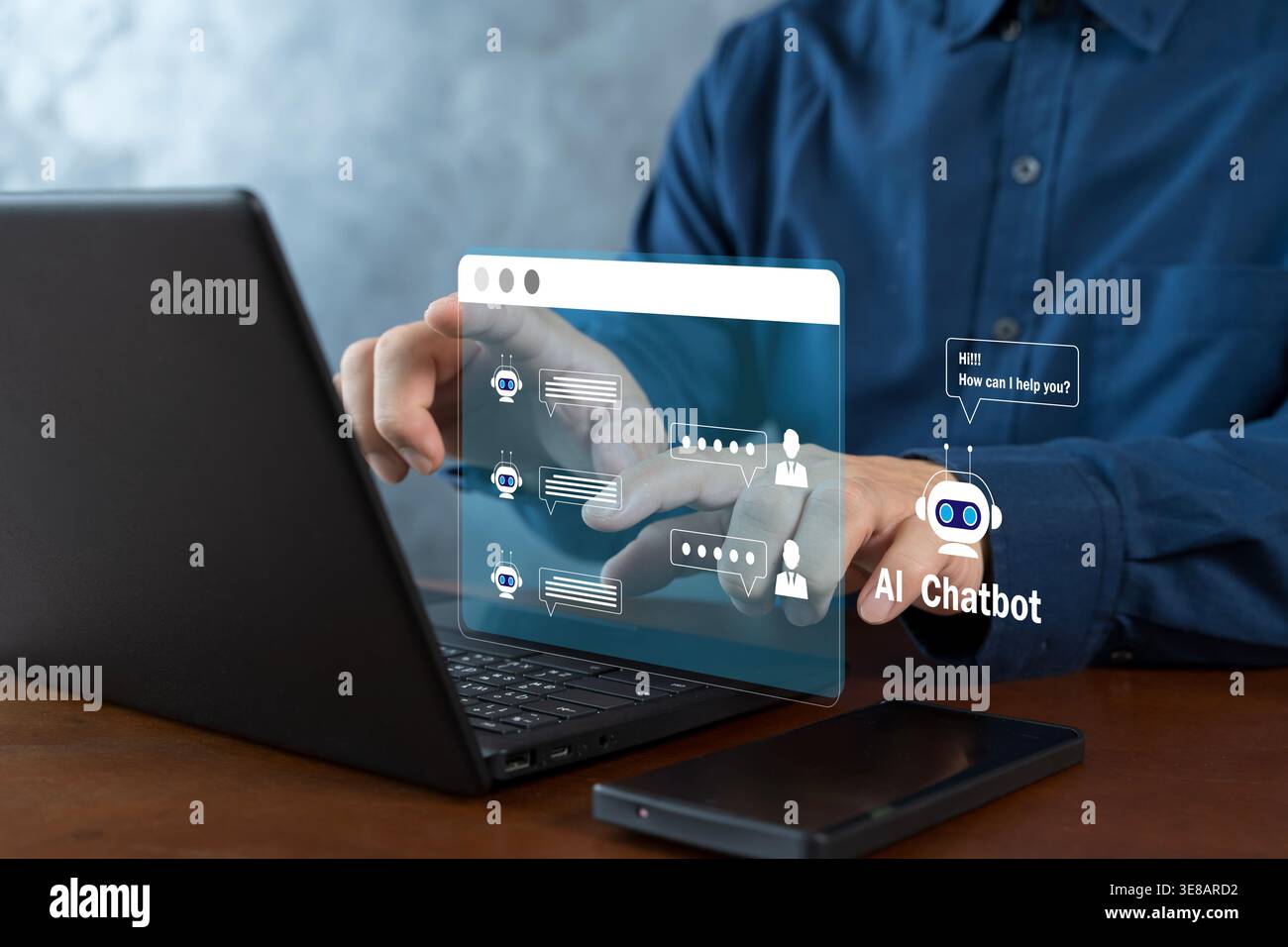 Geschäftsanwender, die mit einer Laptop-basierten KI-Chatbot-Oberfläche interagieren, um automatisierten Kundensupport, Live Messaging, virtuellen Support und d Stockfoto