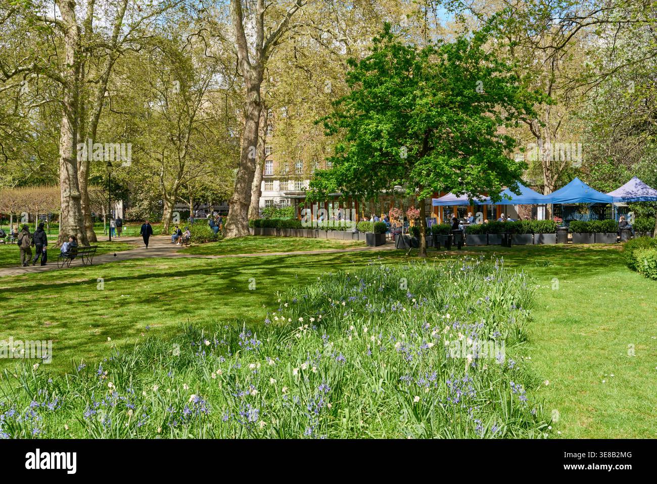 Russell Square, Bloomsbury, London, im Frühling, mit Blumen Stockfoto