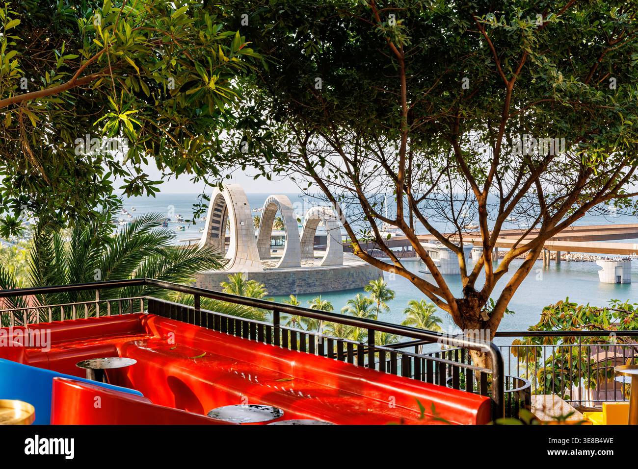 Phu Quoc, Vietnam – 03. Januar 2026: Von Wellen inspirierte Skulptur am Meer in Sunset Town, Phu Quoc, Vietnam – moderne bogenförmige architektonische Kunstwerke mit Oce Stockfoto