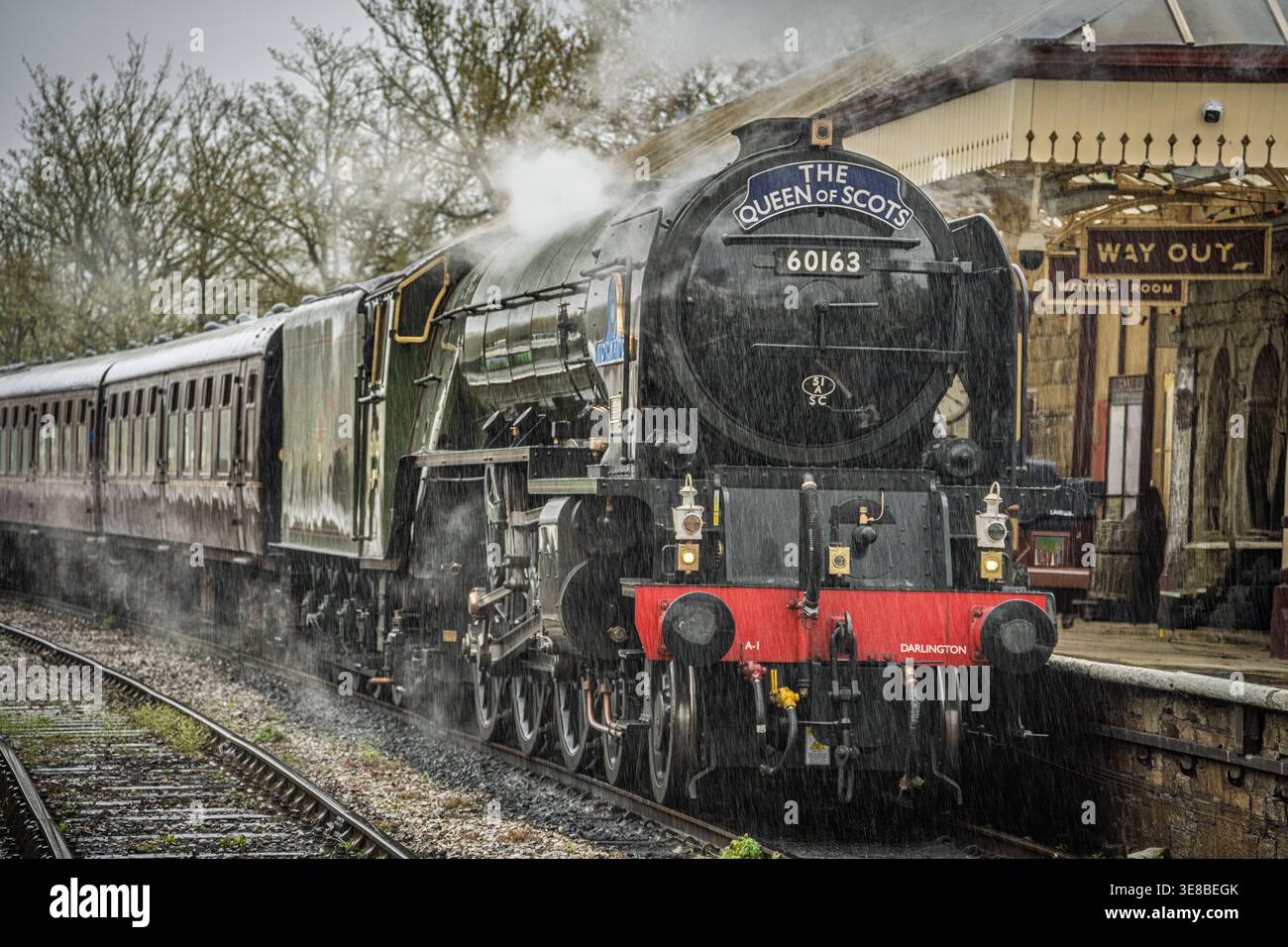 Tornado die Dampflokomotive der Peppercorn-Klasse A1 Nummer 60163 bringt bei strömendem Regen einen Zug aus dem Bahnhof Ramsbottom. Stockfoto