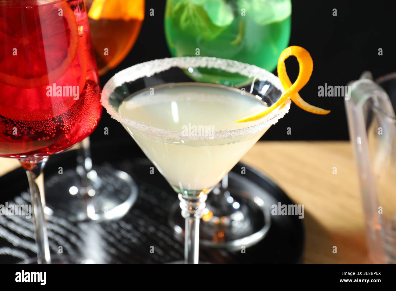Verschiedene leckere Cocktails in Gläsern auf dem Tisch, Nahaufnahme Stockfoto