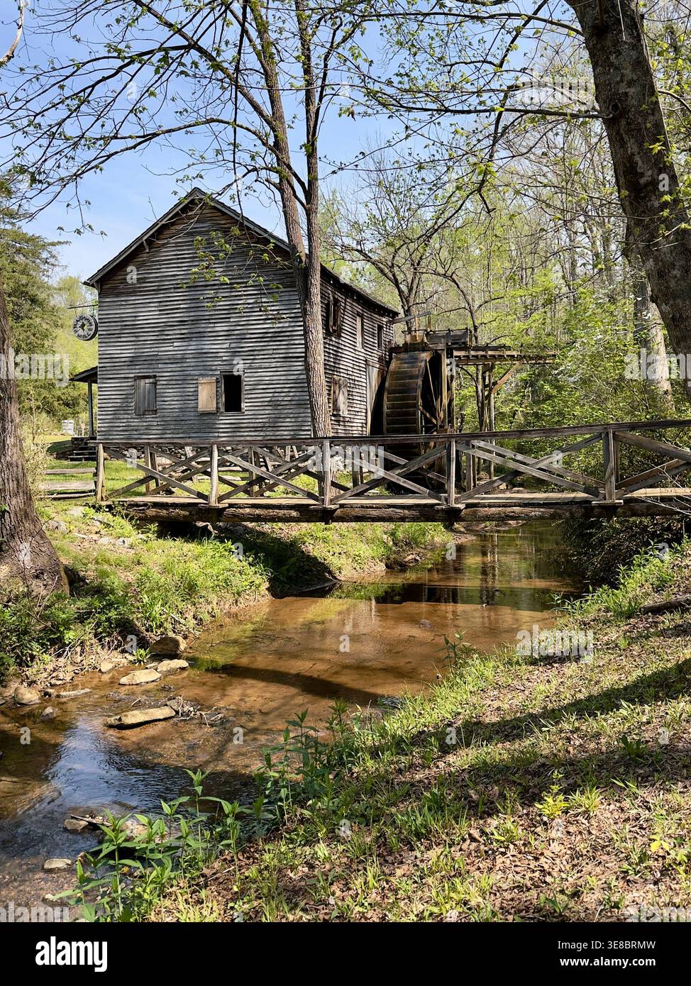 Hagood Mill historische Stätte mit Wasserrad an einem Bach Stockfoto