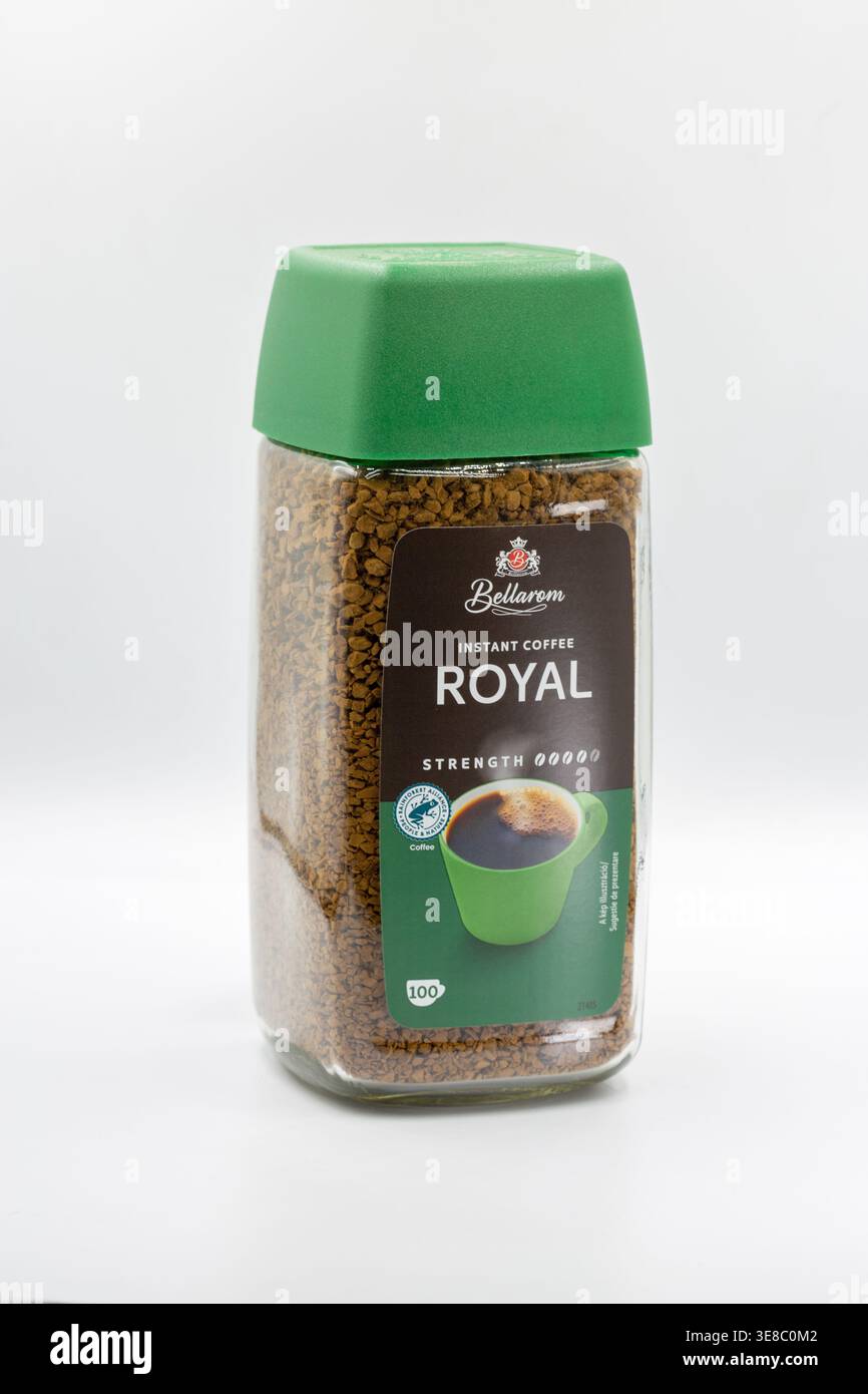 Kiew, Ukraine - 28. Januar 2026: Glas mit Bellarom Royal Instantkaffee mit grünem Plastikdeckel und braunem Etikett. Enthält gefriergetrockneten Kaffee gran Stockfoto