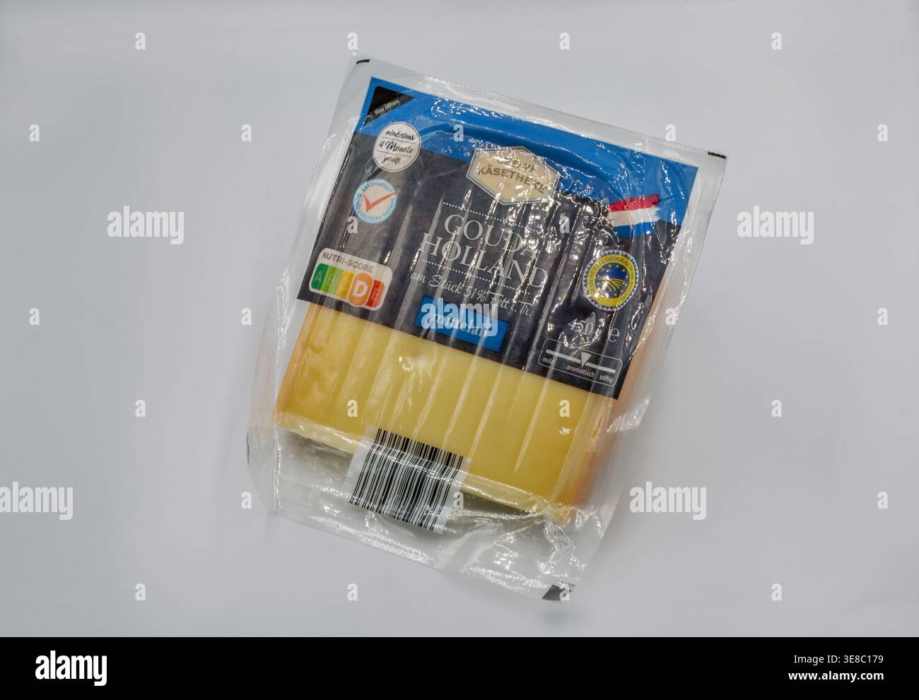 Kiew, Ukraine - 10. August 2023: Block von Gouda Holland Käse auf weißem Hintergrund Nahaufnahme. Das Etikett bestätigt seine authentische niederländische Herkunft und q Stockfoto