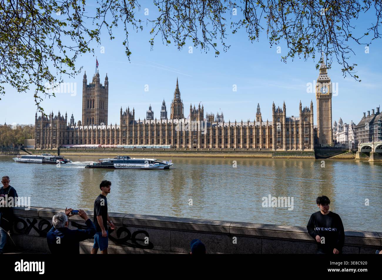 London. Großbritannien – April 08. 2026. Blick auf den Palast von Westminster vom South Bank an einem schönen, warmen Frühlingstag. Stockfoto