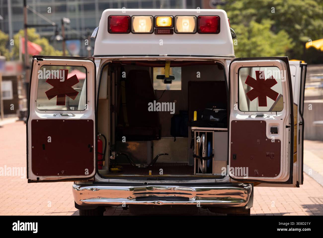 Ein Krankenwagen, der auf einen Notfall vor Ort mit weit geöffneten Hintertüren reagiert. Stockfoto