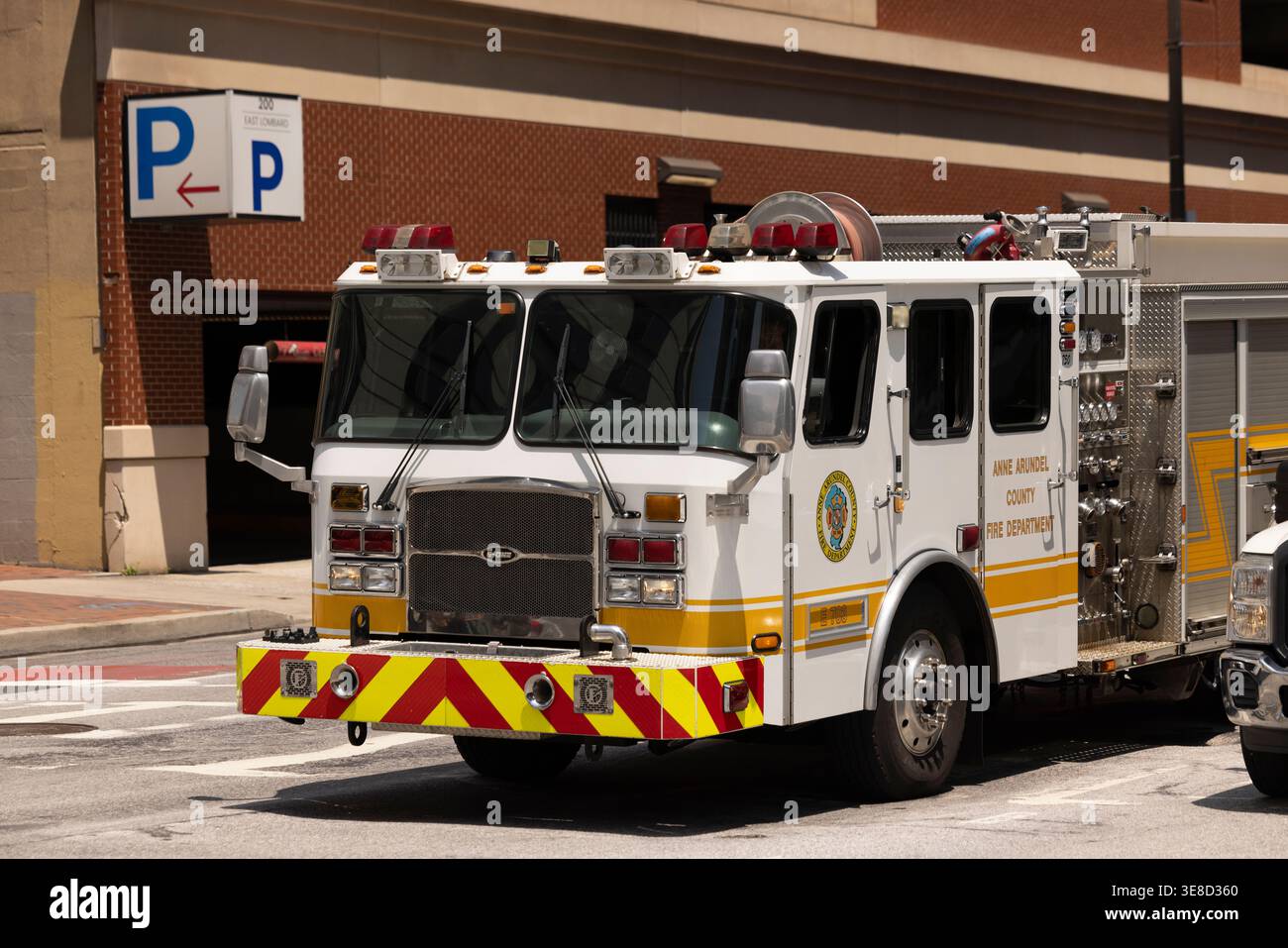 Baltimore, Maryland, USA - 8. Juni 2025: Ein Feuerwehrmotor von Baltimore reagiert auf einen Notfall. Stockfoto