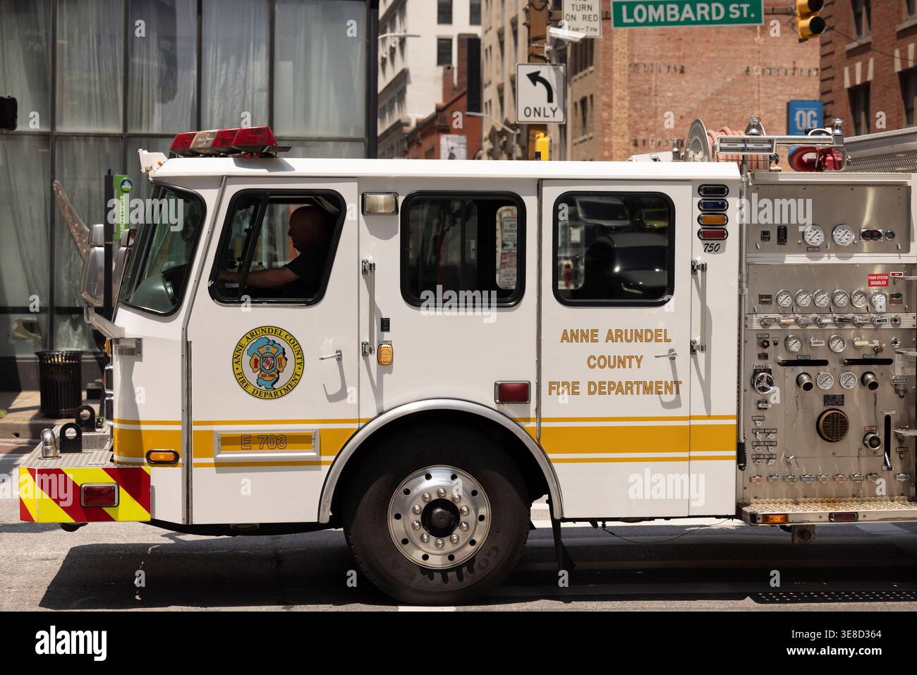 Baltimore, Maryland, USA - 8. Juni 2025: Ein Feuerwehrmotor von Baltimore reagiert auf einen Notfall. Stockfoto