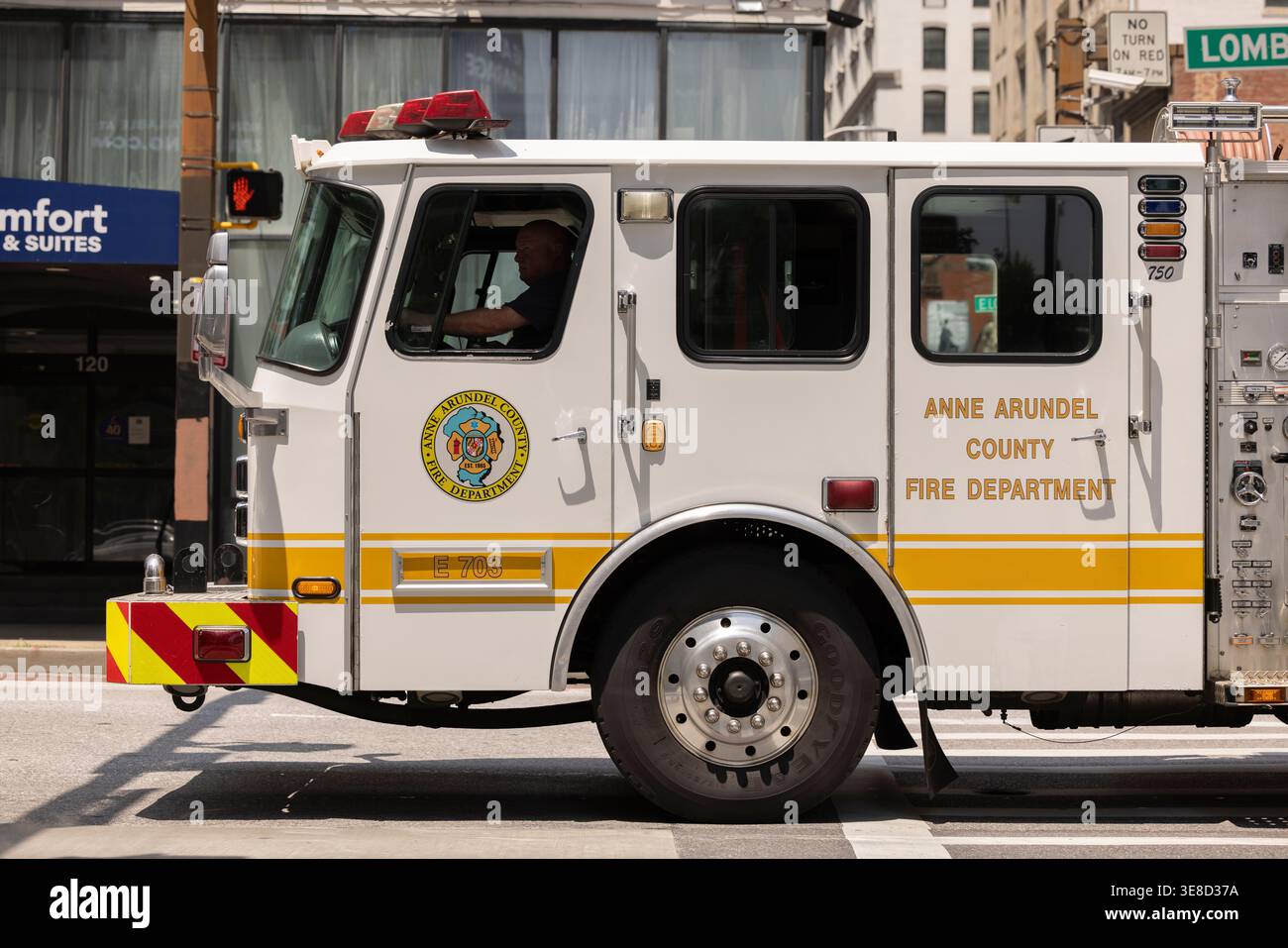 Baltimore, Maryland, USA - 8. Juni 2025: Ein Feuerwehrmotor von Baltimore reagiert auf einen Notfall. Stockfoto
