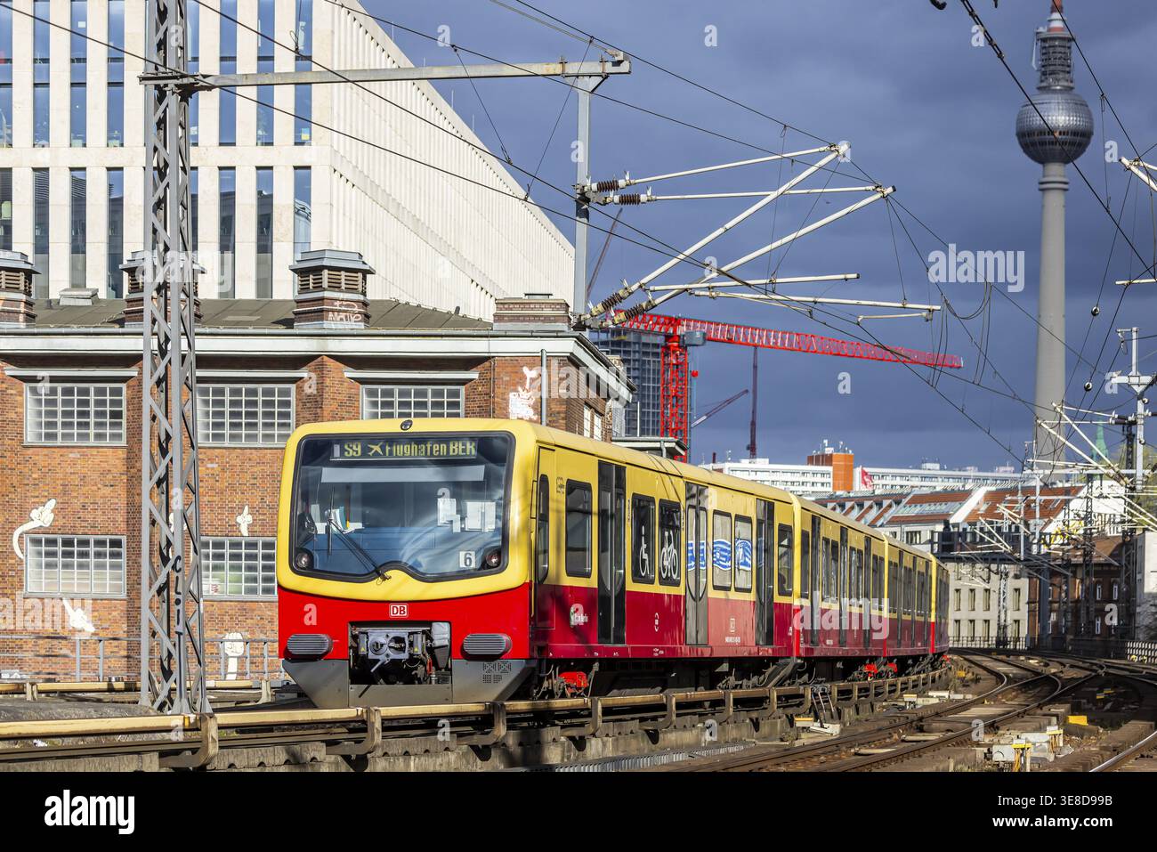 Bahnhof Friedrichstraße in Berlin. Eine S-Bahn-Linie S9 zum Flughafen BER an beiden Ausfahrten. Am Horizont, der Fernsehturm. Berlin, Deutschland Stockfoto