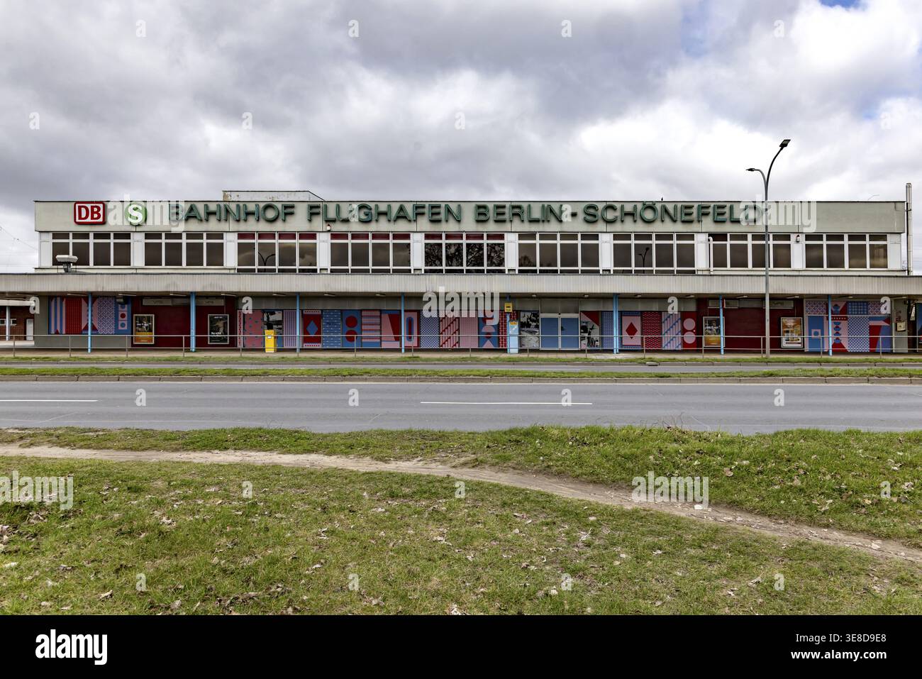 Bahnhof Schönefeld mit Schriftart und Logo der Deutschen Bahn AG und S-Bahn. Bahnhofsgebäude. Flughafen Schönefeld. Berlin, Deutschland Stockfoto