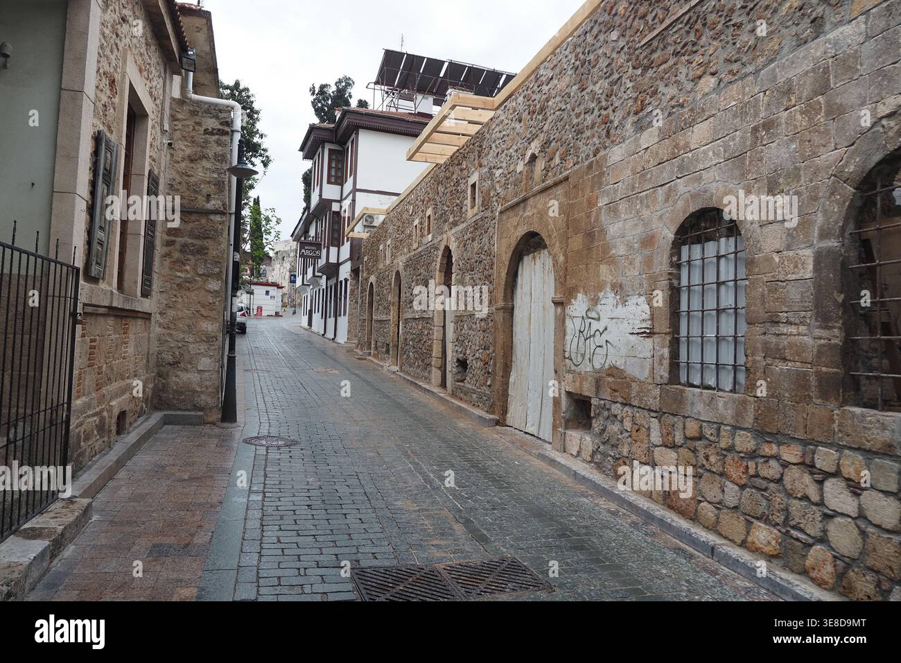 türkei Antaliya 12. märz 2026. Alte Straße in einer historischen Stadt unter bewölktem Himmel in der Altstadt Stockfoto