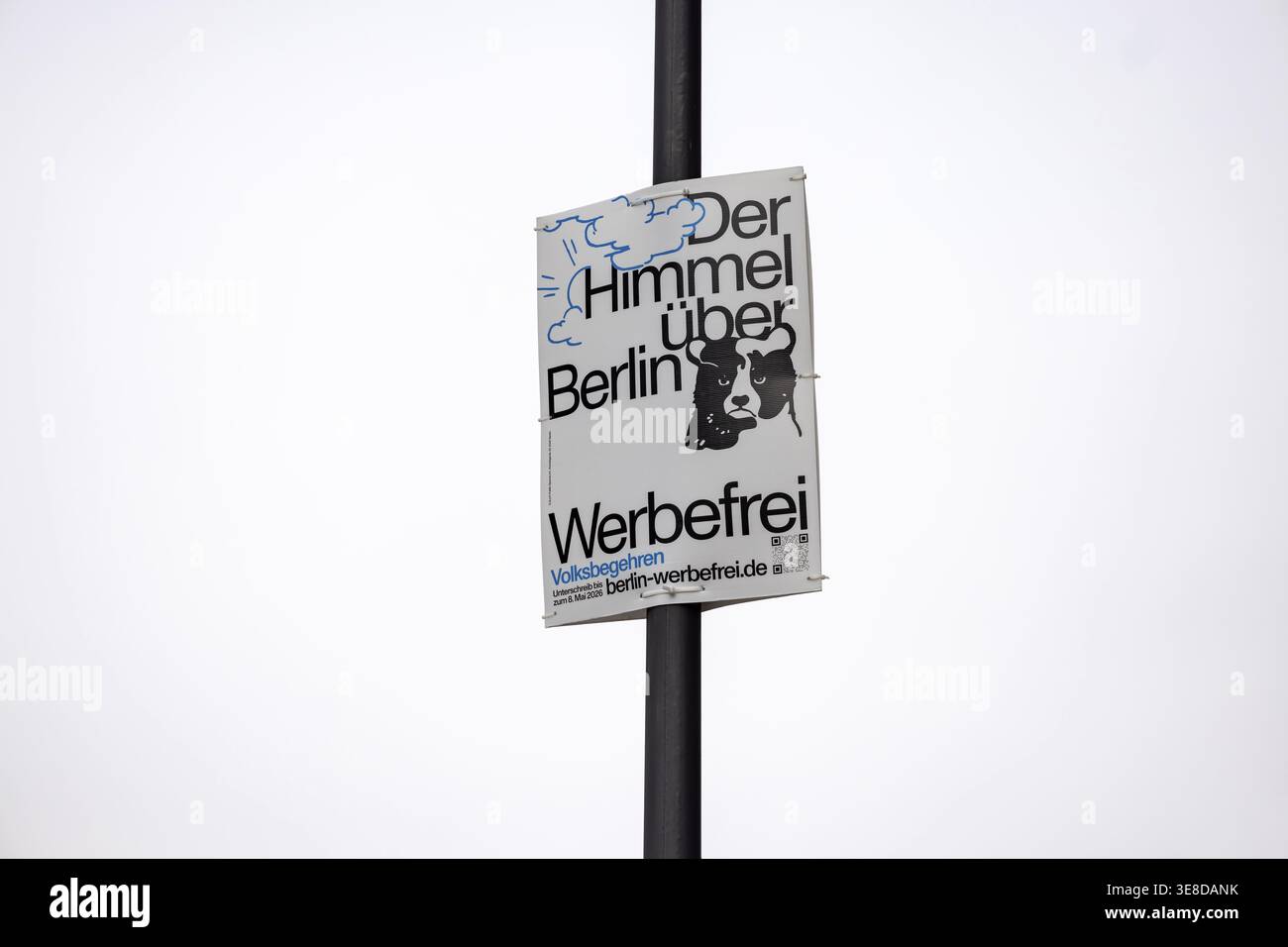 Referendum Berlin werbefrei. Gegner von Werbeplakaten, Plakatwänden und LED-Displays schaffen vollständige Werbemonitore ab und sammeln Unterschriften für Stockfoto