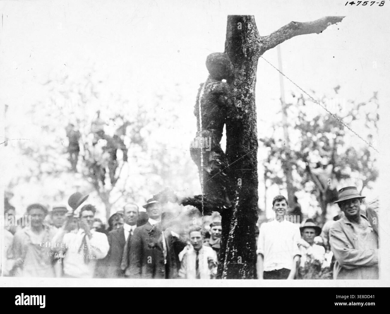 Große Menschenmenge, die die verbrannte Leiche von Jesse Washington, 18 Jahre alter Afroamerikaner, ansieht, gelyncht am 15. Mai 1916 in Waco, Texas. Washington wurde des Mordes an Mrs. Lucy Fryer für schuldig befunden, nachdem die Geschworenen vier Minuten lang beraten hatten. Er wurde von einem Mob ins Rathaus geschleppt, wo er geschlagen, erstochen, übergeben, verstümmelt und zu Tode verbrannt wurde. Sein Tod wurde zu einem Turnierpunkt in der nationalen Anti-Lynchbewegung und zu einem Schritt in Richtung Bürgerrechte. Stockfoto