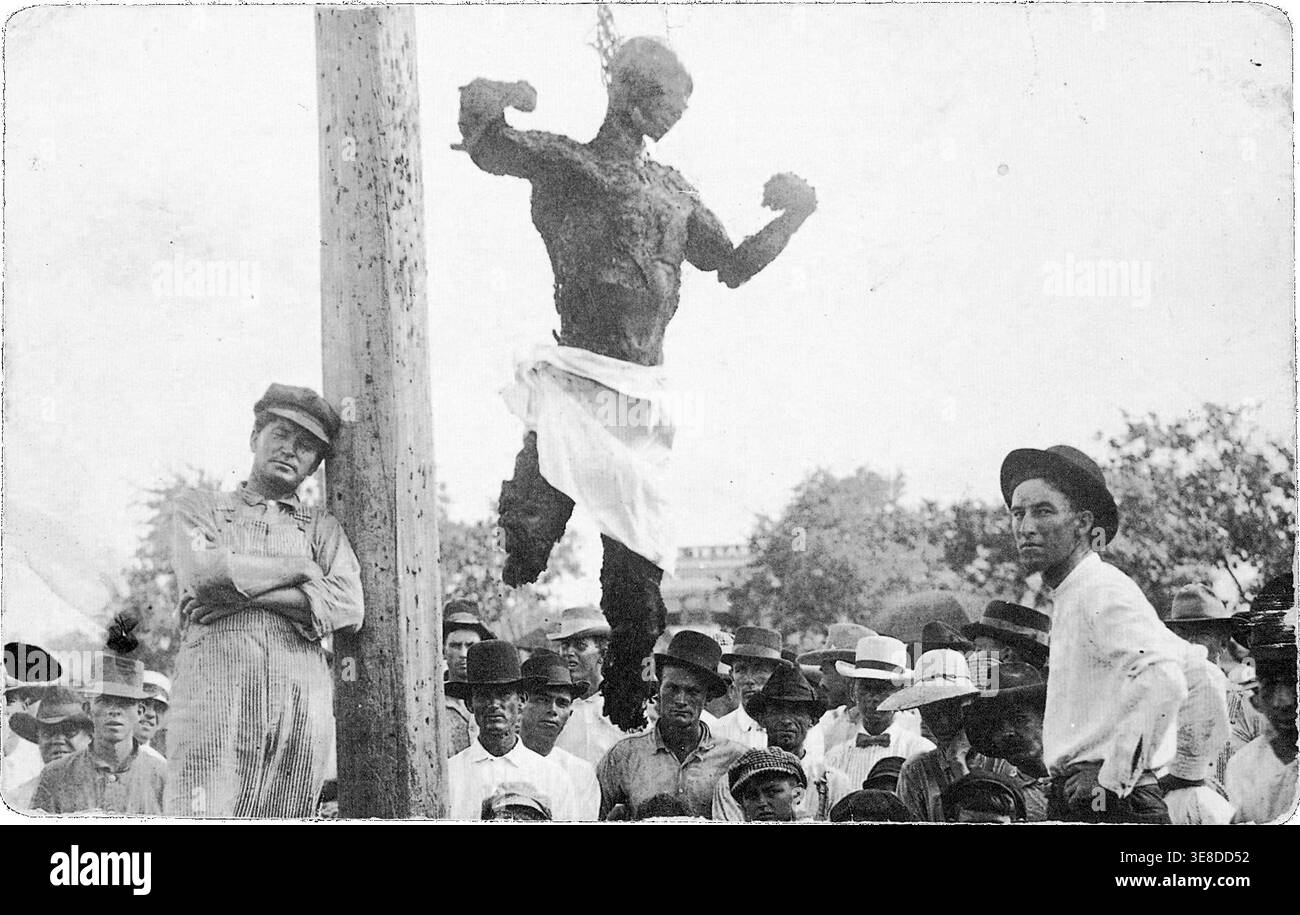 Große Menschenmenge, die die verbrannte Leiche von Jesse Washington, 18 Jahre alter Afroamerikaner, ansieht, gelyncht am 15. Mai 1916 in Waco, Texas. Washington wurde des Mordes an Mrs. Lucy Fryer für schuldig befunden, nachdem die Geschworenen vier Minuten lang beraten hatten. Er wurde von einem Mob ins Rathaus geschleppt, wo er geschlagen, erstochen, übergeben, verstümmelt und zu Tode verbrannt wurde. Sein Tod wurde zu einem Turnierpunkt in der nationalen Anti-Lynchbewegung und zu einem Schritt in Richtung Bürgerrechte. Stockfoto