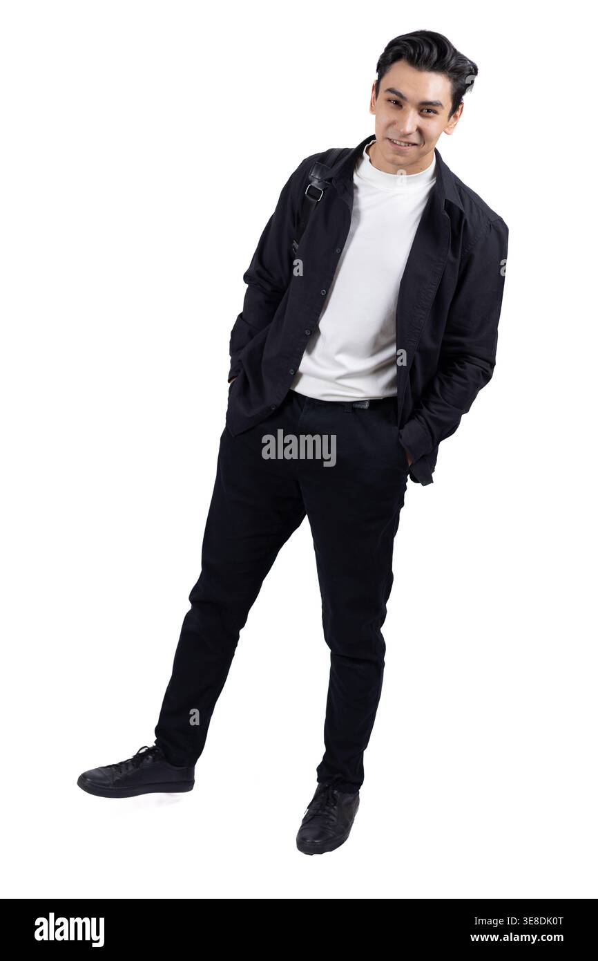 Ein modischer Mann in schwarzer Kleidung posiert im Studio Stockfoto
