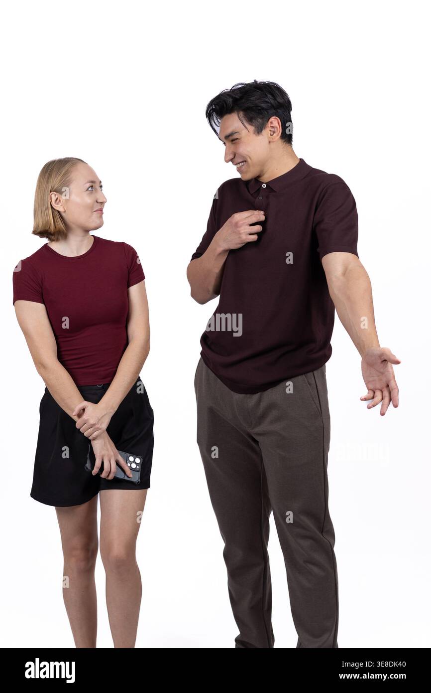 Emotionale Paare streiten und Gesten auf weißem Hintergrund Stockfoto