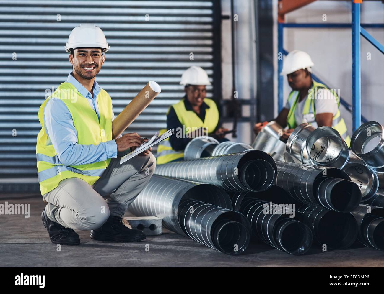 Inspektion, Porträt und Mann mit Checkliste für Engineering, Lager oder Installationsplan. Infrastruktur, Qualitätskontrolle oder Manager mit Stockfoto