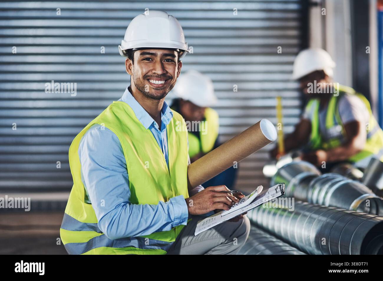 Lager, Porträt und Mann mit Checkliste für Engineering, Inspektion oder Installationsplan. Infrastruktur, Qualitätskontrolle oder Manager mit Stockfoto