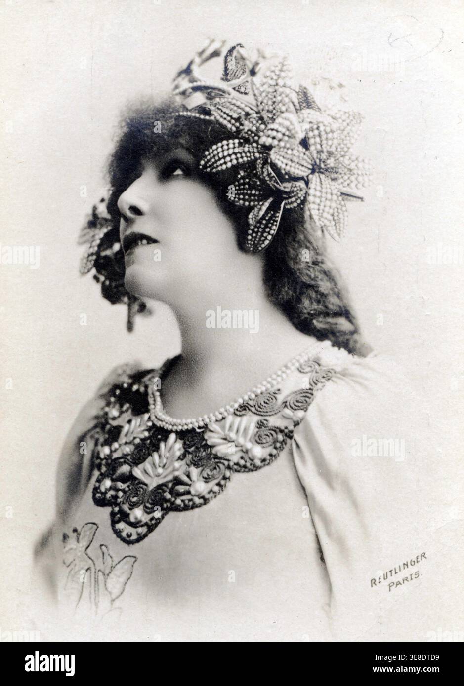 Henriette Rosine Bernard, bekannt als Sarah Bernhardt (1844–1923), in der Rolle der fernen Prinzessin, ein Stück von Edmond Rostand. Die Krone, die sie trägt Stockfoto