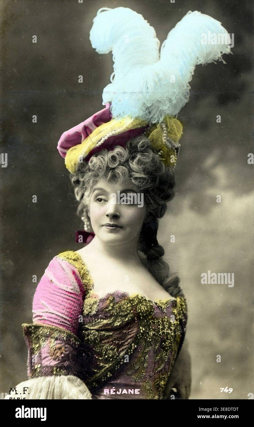 Porträt der Schauspielerin Gabrielle Reju, bekannt als Rejane (1856–1920), in Theaterkostüm. Postkarte des frühen 20. Jahrhunderts. Stockfoto