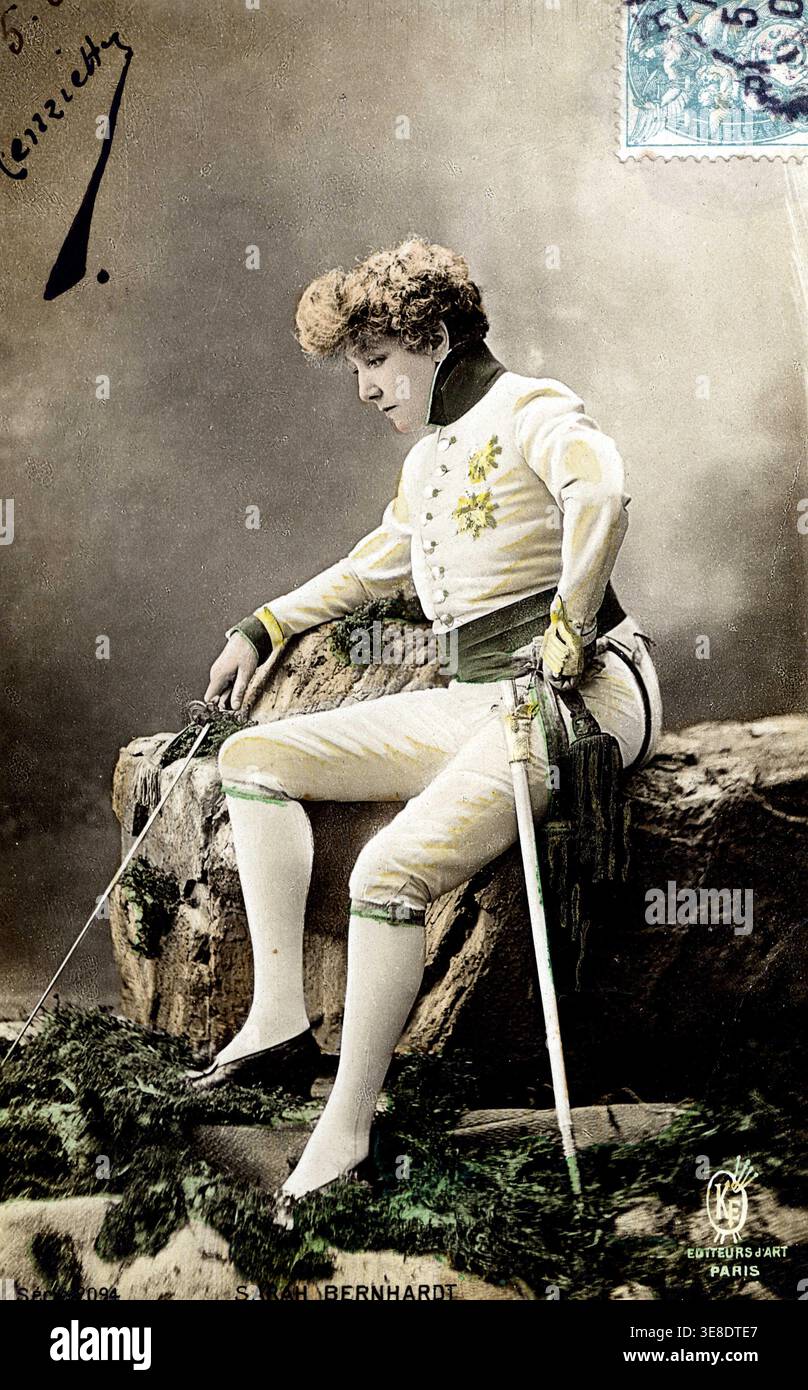 Die Schauspielerin Henriette Rosine Bernard, bekannt als Sarah Bernhardt (1844–1923), in der Rolle des Herzogs von Reichstadt---'der Eaglet', ein Stück von Edmond Rosta Stockfoto