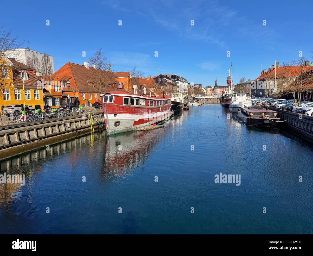Farbenfrohe Boote auf dem Frederiksholms Kanal, Kopenhagen, Dänemark - Smartphone-aufgenommenes Stockfoto