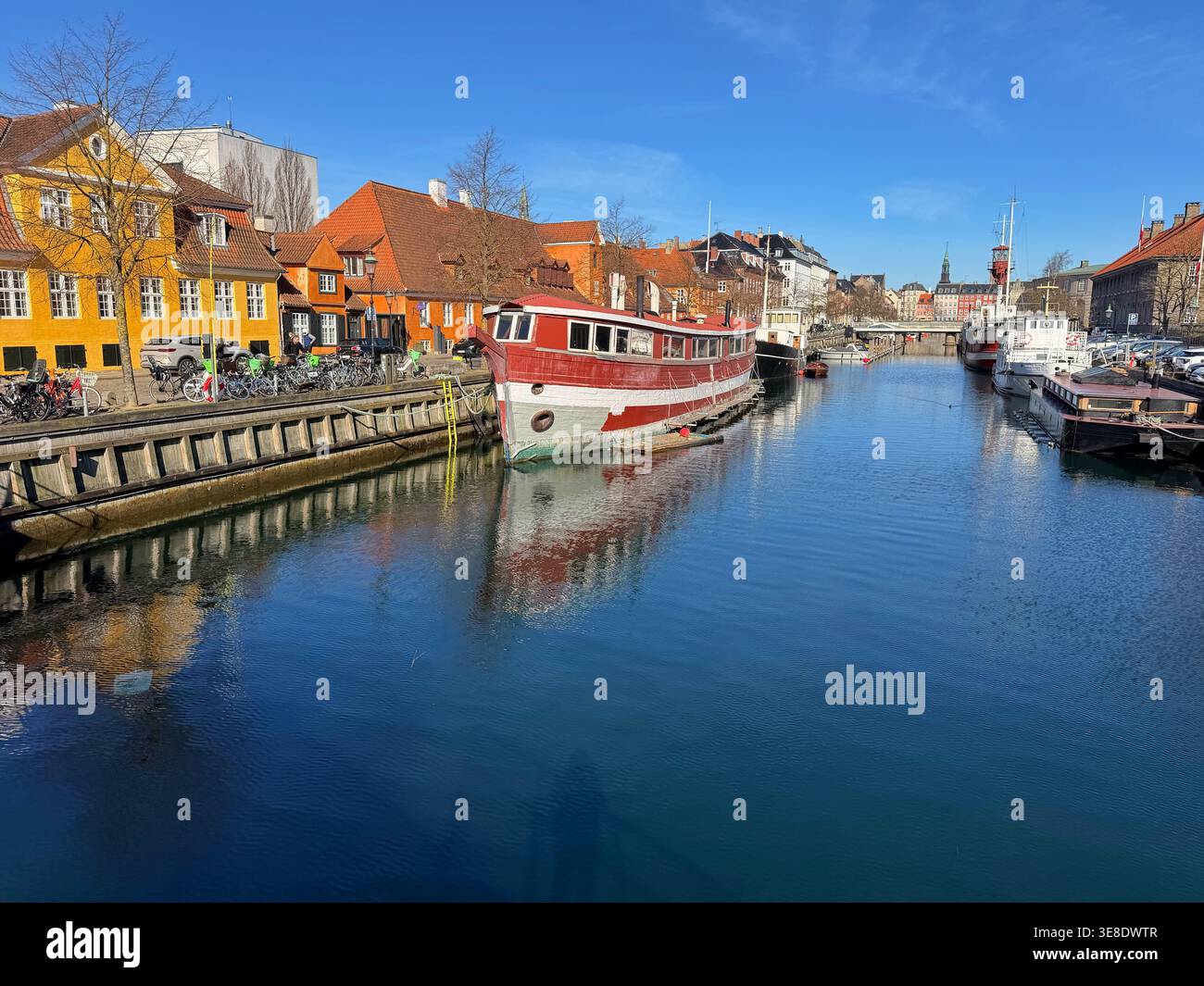 Farbenfrohe Boote auf dem Frederiksholms Kanal, Kopenhagen, Dänemark - Smartphone-aufgenommenes Stockfoto