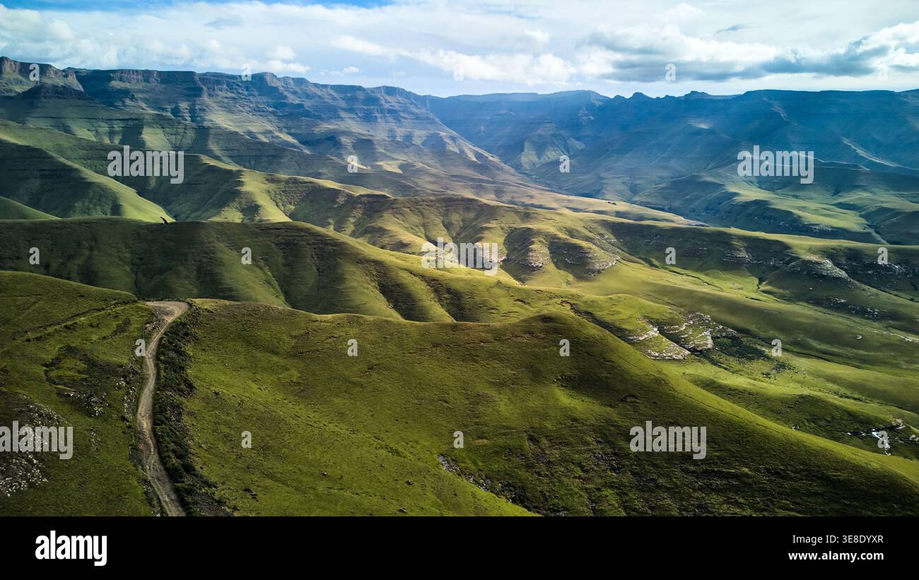 Wanderer Überqueren Den Ridge. Individuen Reisen Durch Die Weitläufige Landschaft Des Grünen Hochlandes Unter Hellem Sonnenlicht Stockfoto